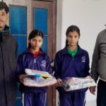परिस्थितियों से वीरान बचपन को मिली नई उड़ान, सड़क से स्कूल तक पहुँची दो बेटियाँ